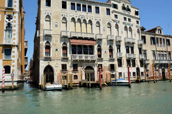 ヴェネツィア イタリアの桟橋とボートとウォーターフロントに別の家の行 青空を背景にしたパースペクティブ — ストック写真