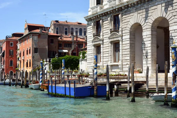 ヴェネツィア イタリアの桟橋とボートとウォーターフロントに別の家の行 青空を背景にしたパースペクティブ — ストック写真