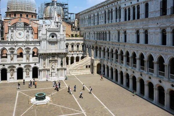 ヴェネツィア イタリア 2023年5月11日 人々はヴェネツィア イタリアのドージェの聖人マーク鐘楼と宮殿の近くを歩く — ストック写真