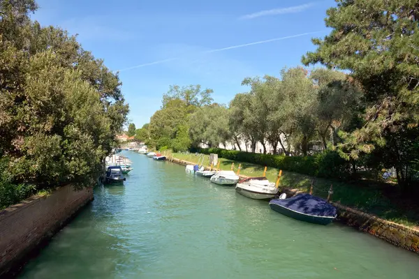Tepi Putih Kanal Dekat Venice Italia Tertambat Deretan Perahu Dermaga — Stok Foto