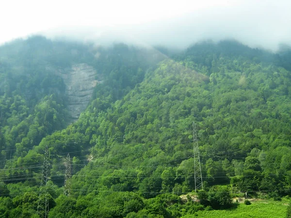 Linhas Energia Fundo Montanhas Verdes Florestadas Cumes Das Montanhas Estão — Fotografia de Stock