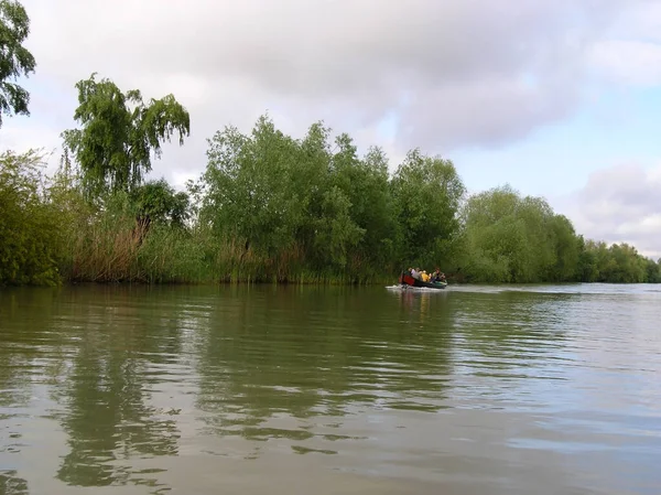 Човен Декількома Людьми Невпізнаваного Вигляду Плаває Вздовж Річки Біля Дерев — стокове фото