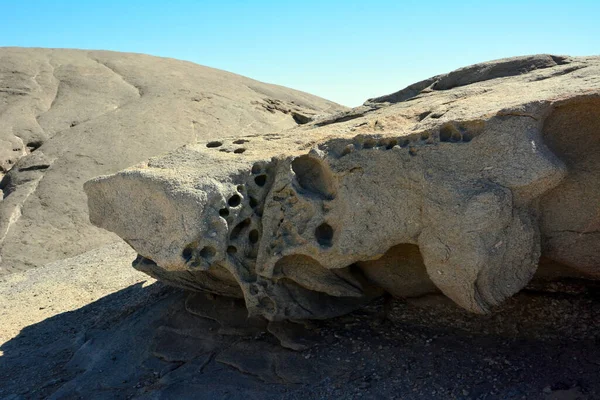 Desert Lies Huge Boulder Eroded Surface Lit Burning Sun Global — Stock Photo, Image