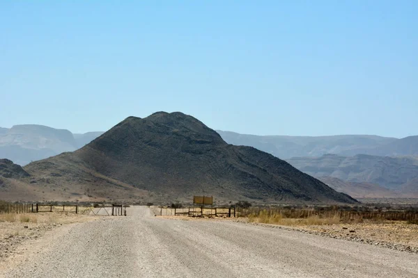 在干旱的沙漠地区 在蓝天的映衬下 禁止在山前设置私人地产围栏 — 图库照片