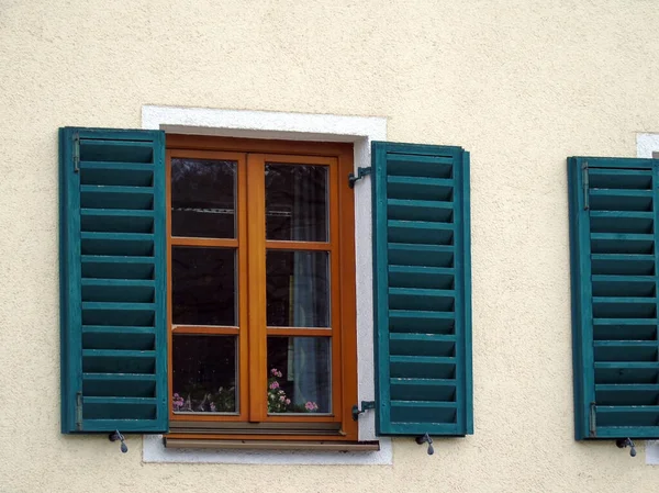 Fából Készült Redőnyök Egy Régi Ház Falán Lévő Zárt Ablakokon — Stock Fotó