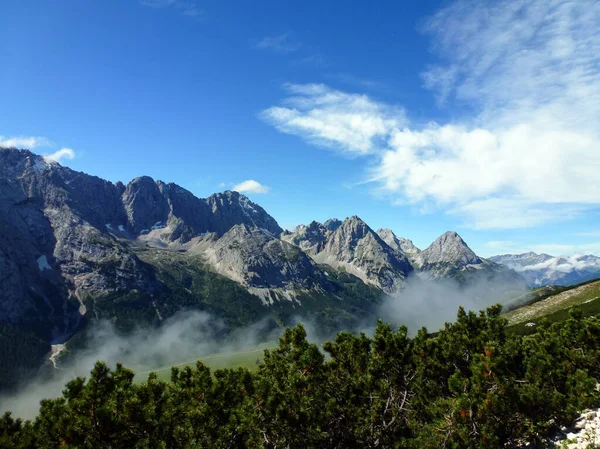 Malowniczy Widok Krajobraz Górski Skalistymi Szczytami Błękitnym Niebem Krajobraz Turystyczny — Zdjęcie stockowe