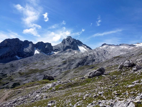 Malowniczy Widok Ośnieżone Zbocza Górskie Skalistymi Szczytami Błękitnym Niebem Krajobraz — Zdjęcie stockowe