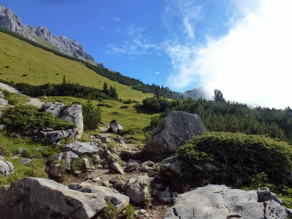 青い空を背景に岩々の岩山の斜面に石岩が散りばめられた絵のような景色 自然の夏の観光風景 — ストック写真