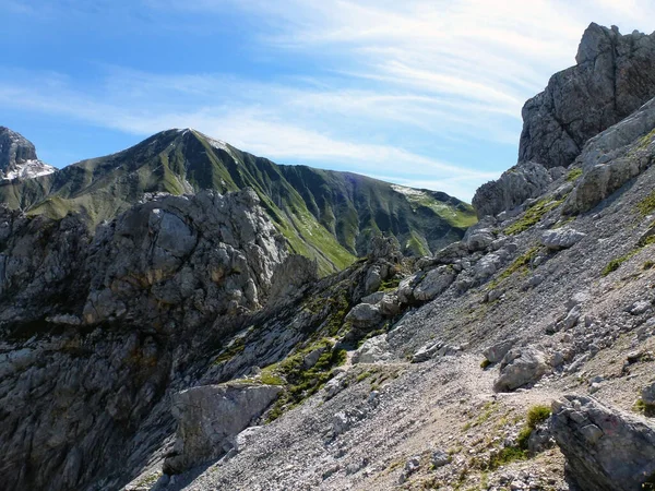 Malowniczy Widok Górskie Kamienne Zbocza Skał Tle Błękitnego Nieba Naturalny — Zdjęcie stockowe