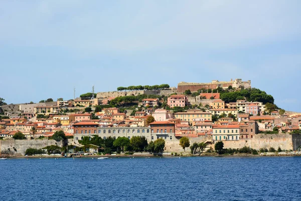 意大利海边一座古老的地中海城镇的建筑 有许多漂亮的房屋屋顶 从海上看 — 图库照片