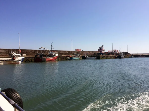 Számos Kis Halászhajó Horgonyzik Tengeri Móló Közelében Kilátás Hajóról Tengeri — Stock Fotó