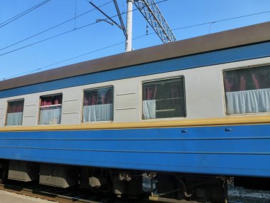 Yerdeki tren istasyonunun eski elektrikli vagonları gökyüzünün arka planına bakıyor.