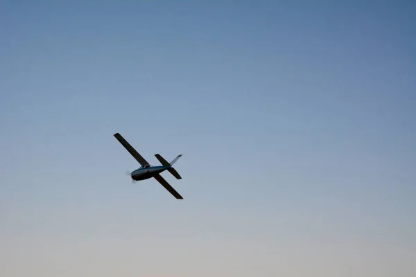 Ένα Μικρό Μονοκινητήριο Αεροπλάνο Πετάει Καθαρό Ουρανό Πίσω Όψη — Φωτογραφία Αρχείου