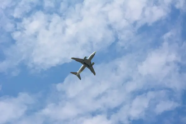 Dwusilnikowy Samolot Pasażerski Wysoko Niebieskim Niebie Chmurami Długodystansowe Podróże Lotnicze — Zdjęcie stockowe