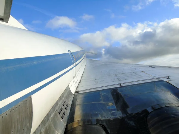 Część Kadłuba Skrzydeł Samolotu Pasażerskiego Tle Błękitnego Nieba Chmurami Rodzaj — Zdjęcie stockowe
