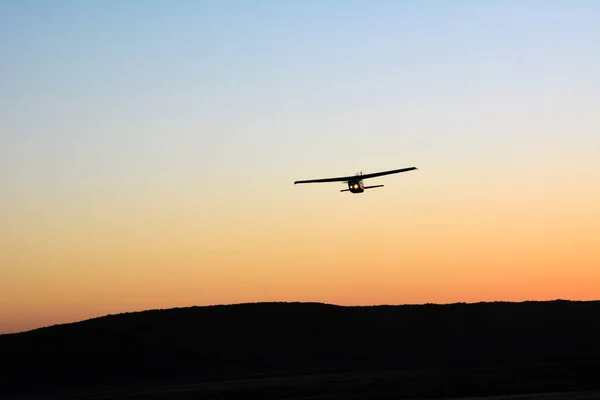 Samotny Mały Jednosilnikowy Samolot Lata Bezchmurnym Wieczornym Niebie Widoczny Jest — Zdjęcie stockowe