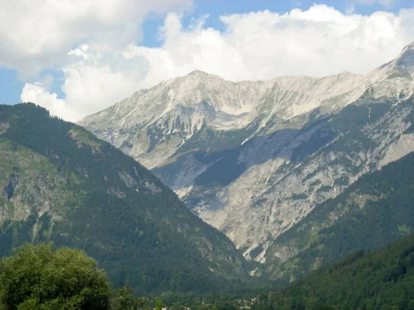 Desfiladero Entre Altas Montañas Cubiertas Bosques Verdes Cielo Azul Sobre —  Fotos de Stock
