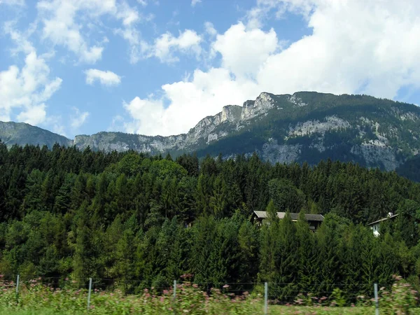 Yeşil Ormanlarla Kaplı Yüksek Dağlar Bulutlarla Kaplı Mavi Gökyüzü Arasında — Stok fotoğraf