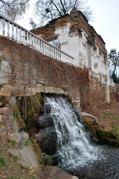 Uma Pequena Cachoeira Cascata Perto Das Ruínas Uma Antiga Casa — Fotografia de Stock