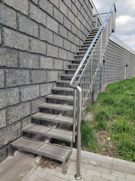 Utcai Lépcsők Rozsdamentes Acél Korlát Mellett Egy Fal Díszített Csempe — Stock Fotó