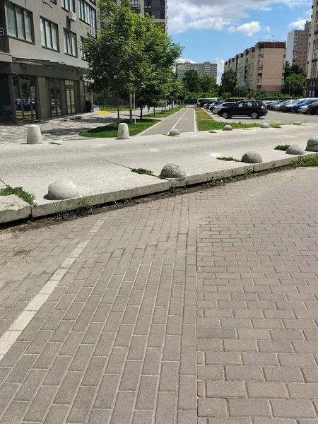Estrada Vazia Calçada Pedonal Cidade Com Estacionamento Com Carros Distância — Fotografia de Stock