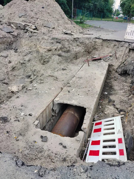 Cano Esgoto Num Buraco Escavado Estrada Que Está Ser Reparado Fotos De Bancos De Imagens