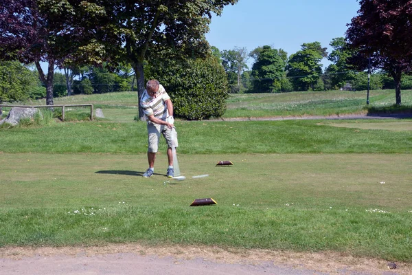 Beyaz Bir Adam Golf Topuna Deliğin Yanında Sopayla Vuruyor Arka — Stok fotoğraf