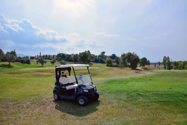 Koltuklu Boş Bir Golf Arabası Özel Bir Golf Kulübünün Çimlerinde — Stok fotoğraf