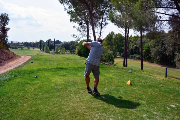 Beyaz Bir Adam Golf Topuna Deliğin Yanında Sopayla Vuruyor Dikiz — Stok fotoğraf