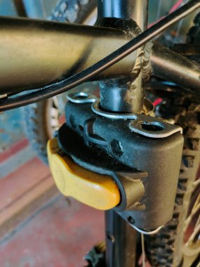 Hırsızlık önleme mekanizmasının bir kısmının yakın plan görüntüsü. Arkaplan bulanık