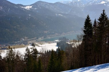 Kış kayak merkezinin dağları ve etrafındaki ormanların arasındaki vadiyi drone görüntüsü.