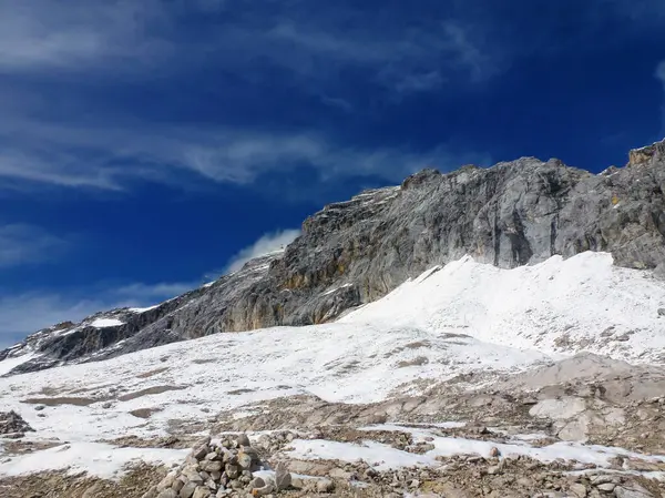 Skaliste Góry Ośnieżone Szczyty Tle Jasnoniebieskiego Nieba Widok Dołu Stoku — Zdjęcie stockowe