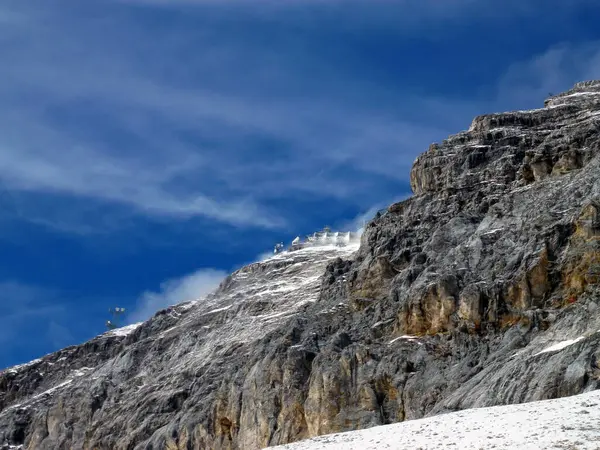 スキー場が位置する雪に覆われた冬の岩山の下からの美しい景色 青空の背景について — ストック写真