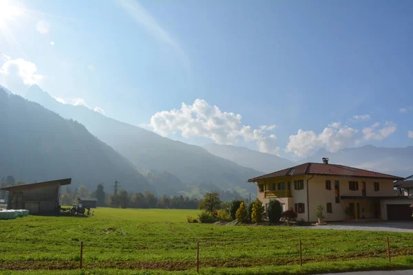 Fienile Vicino Cottage Del Villaggio Montagne Cielo Blu Sullo Sfondo — Foto Stock