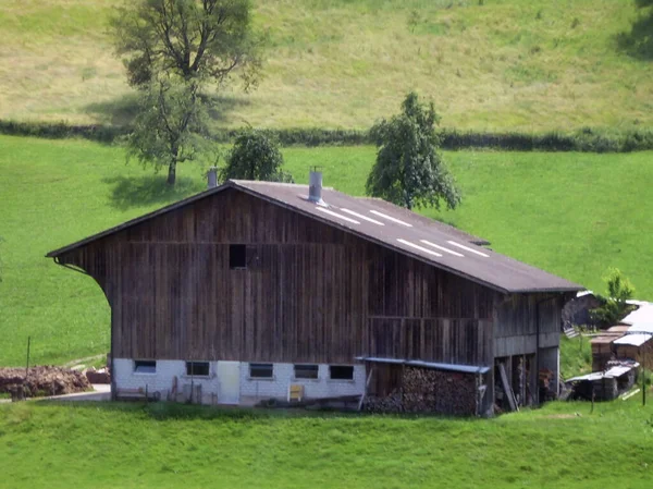 Een Grote Oude Houten Schuur Achtergrond Van Een Groen Grasveld — Stockfoto