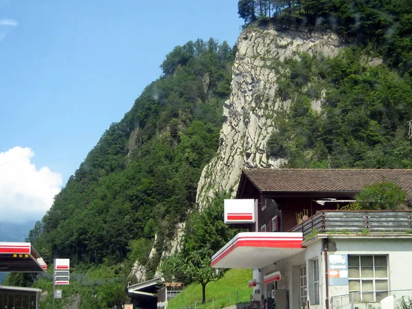 Plusieurs Bâtiments Stations Service Sous Une Montagne Couverte Arbres Nature — Photo