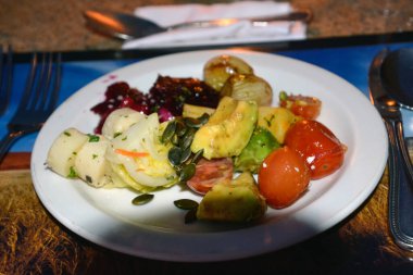 Restoran masasında çeşitli sebzeler pişirdim. Yukarıdan görüntüle