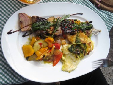 Restoran masasında çeşitli sebzeler pişirdim. Yukarıdan görüntüle