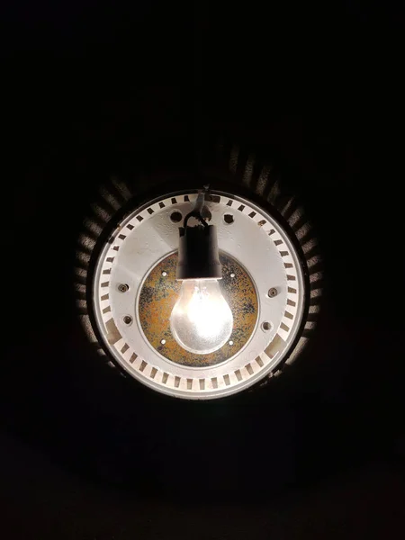 Una Lámpara Eléctrica Tenue Que Brilla Oscuridad Fondo Oscuro Rodea — Foto de Stock