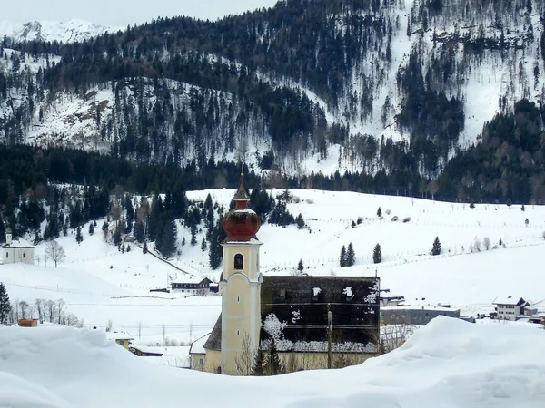 Будівля Старої Католицької Церкви Снігу Біля Підніжжя Зимових Лісових Гір — стокове фото
