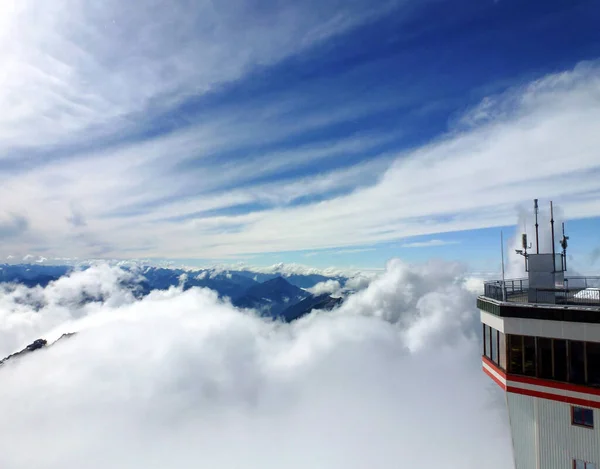 Sulle Montagne Sopra Nuvole Trova Una Stazione Scientifica Monitoraggio Dei — Foto Stock