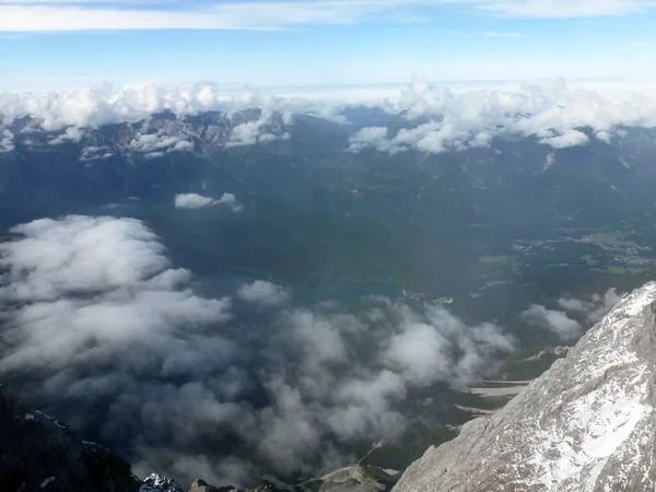 Vista Desde Montaña Través Las Nubes Hasta Suelo Que Visible —  Fotos de Stock