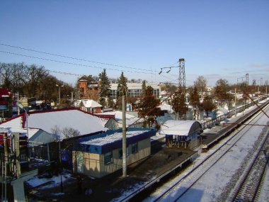 Perspektifi küçük bir şehrin altyapı binaları olan tren istasyonu. Tren görünmüyor.