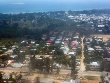 Özel evlerle dolu küçük bir yerleşim yerinin en üst görüntüsü. Uçaktan veya İHA 'dan görüntüle