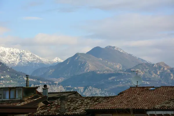 Vista Las Montañas Invierno Distancia Desde Los Techos Las Casas —  Fotos de Stock