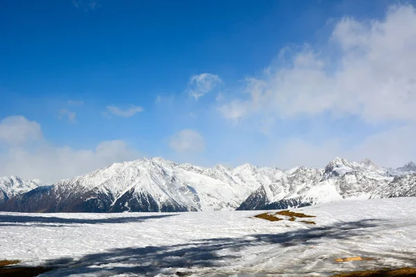 Big Winter Snowy Mountains Which Clouds Fly Blue Sky Sparkling — Stock Photo, Image