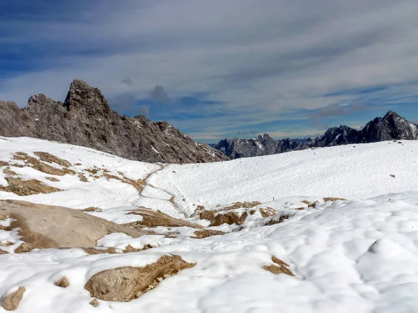 Vista Pintorescas Montañas Rocosas Pedregosas Cubiertas Nieve Paisaje Natural Invierno —  Fotos de Stock