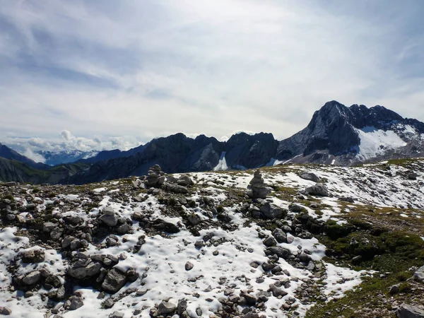 雪で覆われた美しい岩や石の山の景色 冬の自然景観 — ストック写真