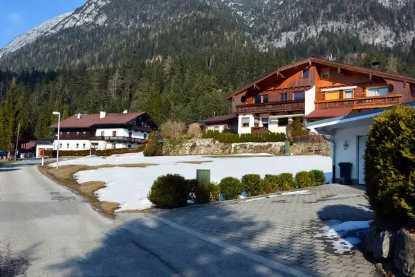 Dos Hoteles Madera Para Esquiadores Vacaciones Han Construido Bajo Una —  Fotos de Stock