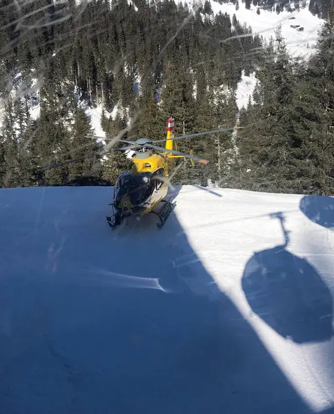 一架搜索 救援和医疗直升机落在一座雪山的斜坡上 从上面看 — 图库照片